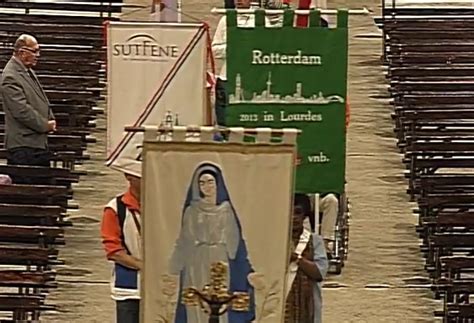 Procession Eucharistique Du Volontari Di Lourdes