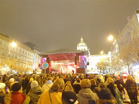 Na Koncertu pro budoucnost 17 listopadu vystoupili Pussy Riot Chinaski či Koller Výlevy cz