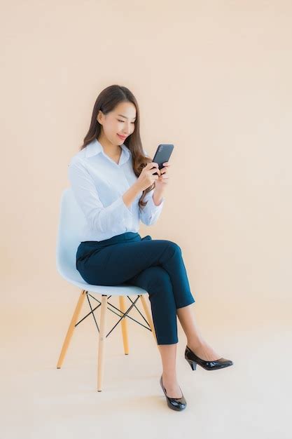 Portrait De Femme Asiatique Belle Jeune Entreprise Assis Sur Une Chaise