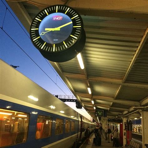 Horloge Bodet Profil TGV désignée pour les gares SNCF Elle indique l