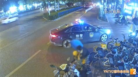 昆明男子当街发“小卡片” 被一女辅警当场制服快讯长沙社区通