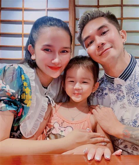 Hot girl vợ 3 Khánh Đơn chứng kiến cảnh chồng nắm tay con gái khiến mẹ không chỗ chen tự trêu