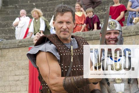 Schauspieler Ralf MOELLER Möller posiert als Gladiator auf einem