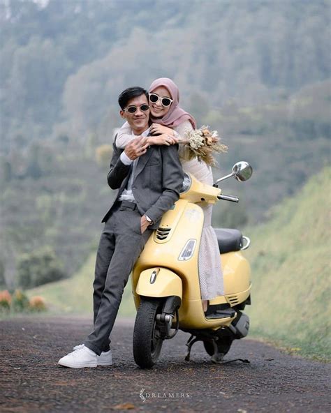 Pin Oleh Your Pin Di Prewedding Pose Prewedding Fotografi Tunangan