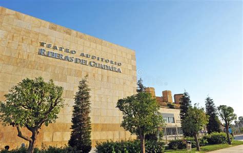 Auditorio Teatro Riberas Del Guadaira Con El Castillo En El Fondo De