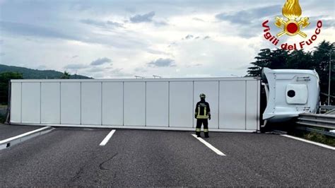 Incidente In Autostrada Autoarticolato Si Ribalta Caos Assoluto The