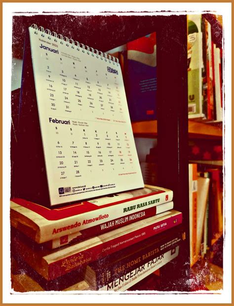 Kalender modern dengan tambahan hari pasaran Jawa itu eksotis, apalagi