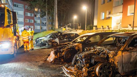 Sieben Fahrzeuge Nur Noch Schrott Mehrere Autos Geraten In Wiesbaden