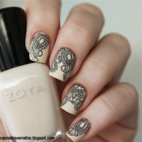 Decoración con nude y transferibles tatuajes para uñas Belleza