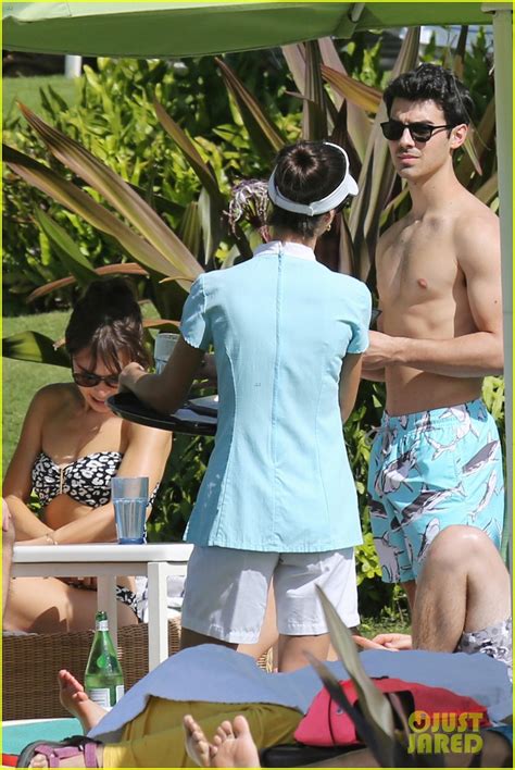 Joe Jonas Shirtless Beach Frisbee Player In Hawaii Photo 3023735 Joe Jonas Jonas Brothers