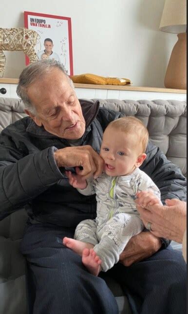 Chicharito Hern Ndez Y La Ltima Foto De Su Abuelo Con Su Hijo