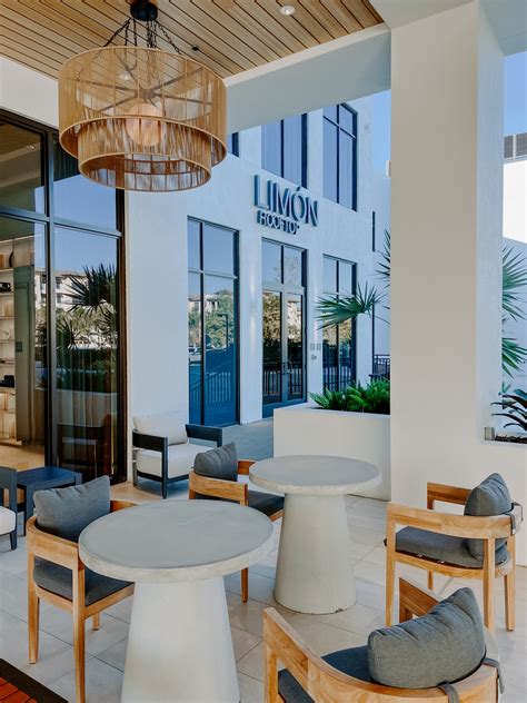 Naples hotel outdoor area - Naples.Travel