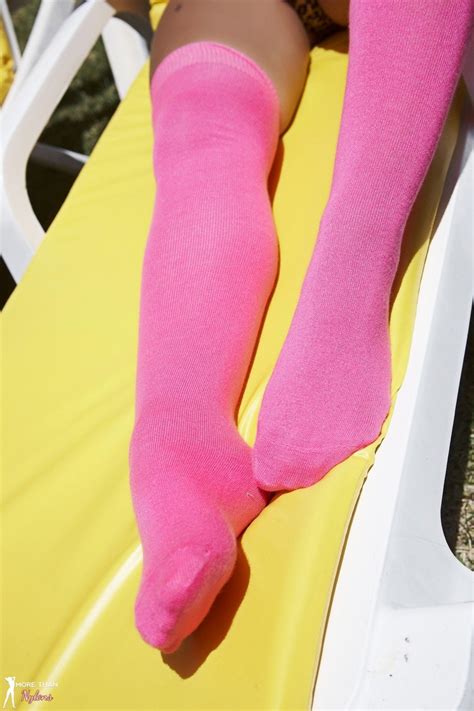 Sexy Kat Dee Gets Naked For Some Nude Sunbathing Photos