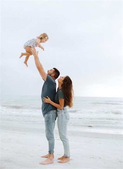 *Modern* Family Beach Pictures Outfits | Family beach pictures, Family ...