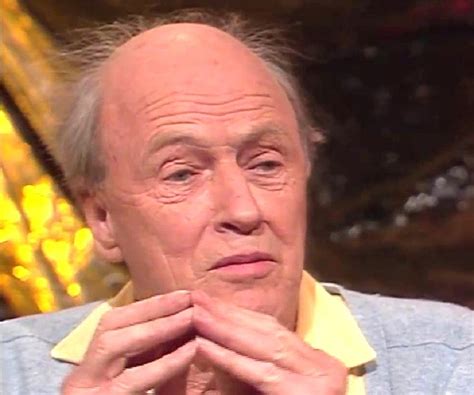 Roald Dahl Biography - Childhood, Life Achievements & Timeline