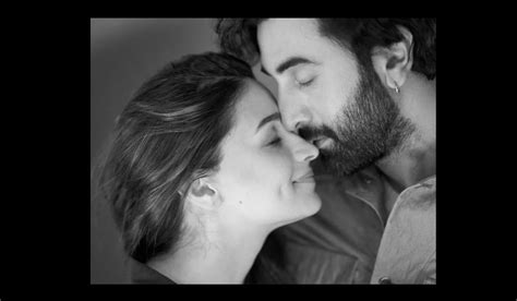 Photo Of Ranbir Kapoor Propose To Alia Bhatt Goes Viral रणबीर कपूर ने