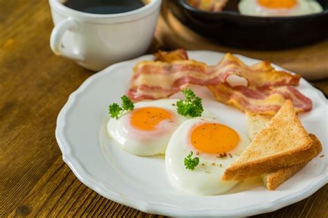 Café da manhã americano ovos fritos bacon torradas panquecas