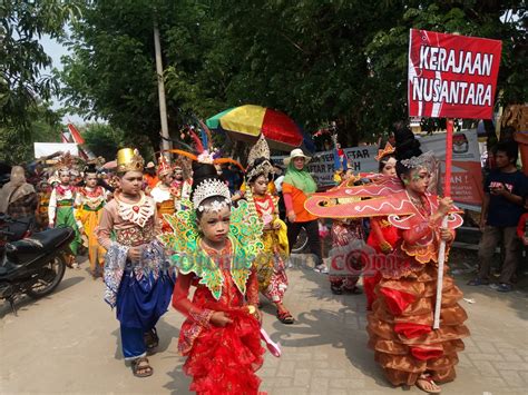 Karnaval Desa Ngumpakdalem Edukasi Warga Melalui Pawai Budaya