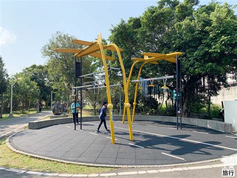 新北親子公園》林口樂活公園，捷運主題公園，4米車廂溜滑梯超刺激 – 可大王愛旅行