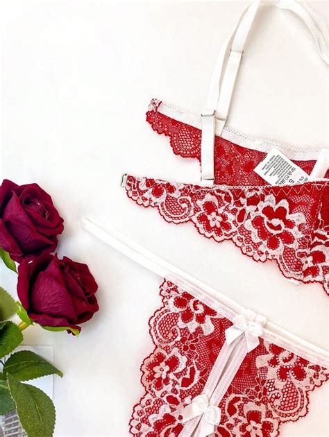 Reggiseno In Pizzo Traforato E Perizoma Set Di Lingerie Sexy Pezzi Shein Italia