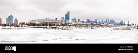 Frozen lake Michigan and the Chicago skyline Stock Photo - Alamy