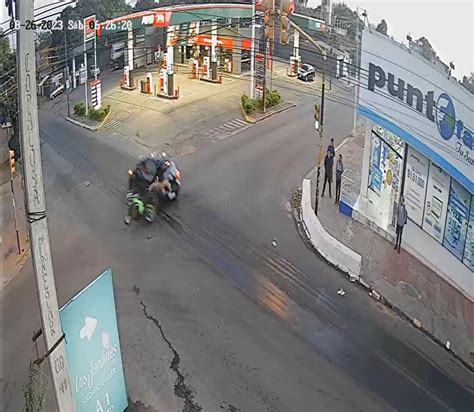 Video automóvil cruza semáforo en rojo y provoca accidente en Fernando