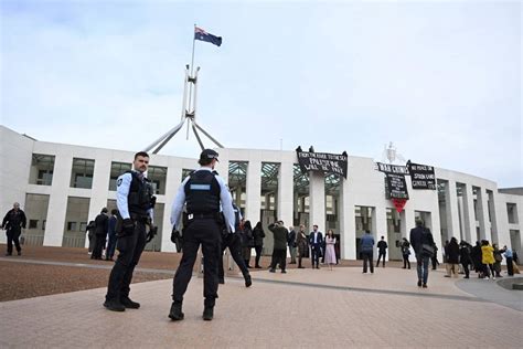 Bentang Spanduk Demonstran Pro Palestina Terobos Keamanan Gedung