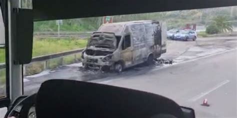 Paura Sulla Messina Palermo Furgone In Fiamme Salvo Il Conducente