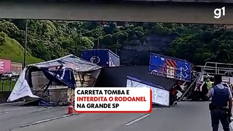 Tombamento De Carreta Em Embu Das Artes Na Grande SP Interdita Trecho