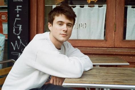 Lagu Terbaik Alec Benjamin Banyak Bicara Adulting