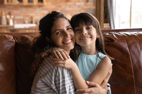 Mãe Solteira Latina Sentada No Sofá Abraço Filha Pequena Imagem de Stock Imagem de amor