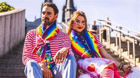 Karneval K Ln Besonderer Mottoschal Mit Regenbogen Botschaft