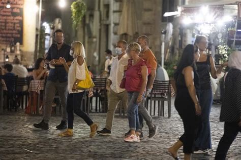 Coronavirus Boccia Dopo Ferragosto Stretta Su Movida E Discoteche