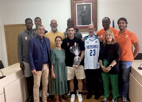 Baiona hace una recepción a la Selección Absoluta de Baloncesto de