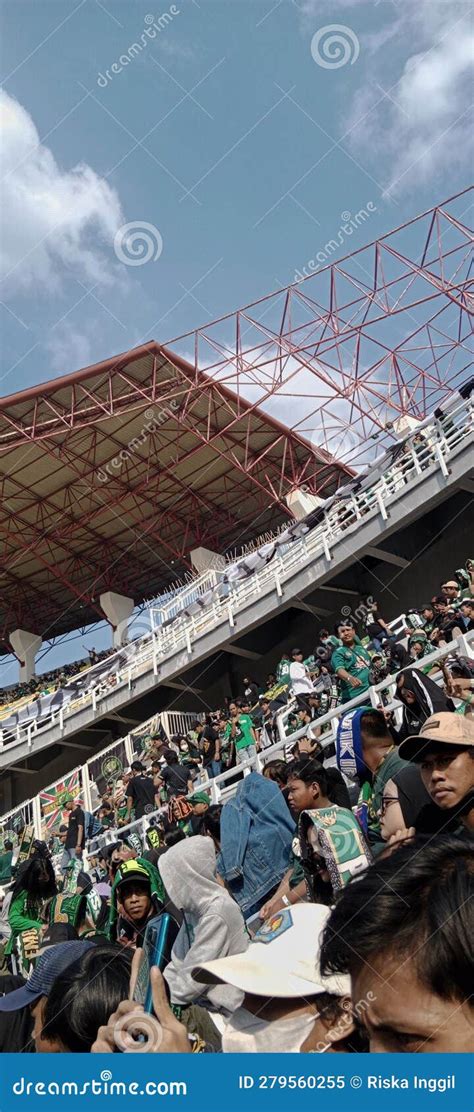 The Atmosphere Inside the Bung Tomo Gelora Stadium Editorial Image - Image of stadium ...