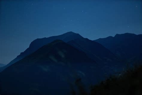 Gunung Di Malam Hari Foto Stok Unduh Gambar Sekarang Alam Bintang