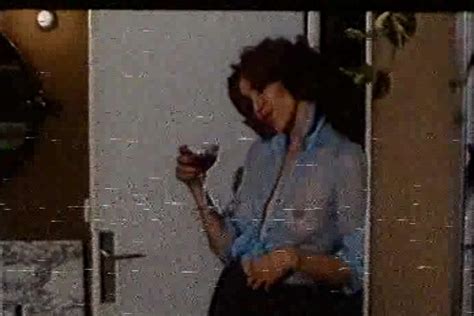 Naked Raquel Evans in La basura está en el ático