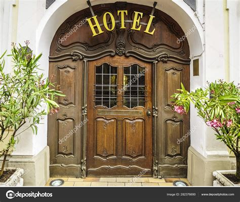 Beautiful Hotel Sign Metallic Plate Next Entrance Wooden Door — Stock ...