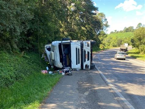 Mulher Fica Ferida Ap S Tombamento De Carreta Na Br