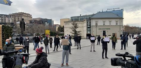 Protestë para objektit të Kuvendit kundër rrëzimit të qeverisë