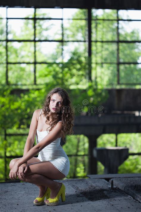 Brunette Joven Foto De Archivo Imagen De Muchacha Sano