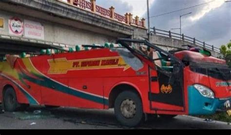 Tabrak Fly Over Hingga Bagian Atap Hancur Ini Kronologi Kecelakaan Bus