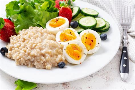 Avena De Avena De Avena Con Huevos Pasados Por Agua Pepino Y Fresa