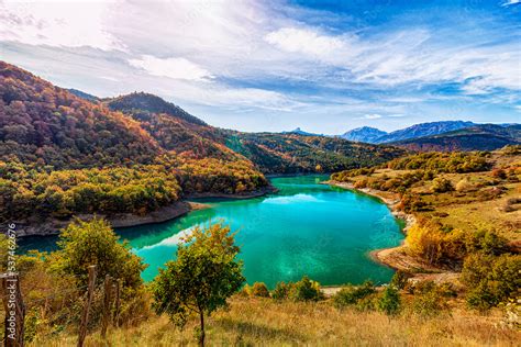 Treffort France Vue Aux Couleurs De L Automne Du Lac Du