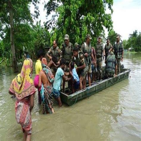 असम में बाढ़ का कहर 32 जिलों में 55 लाख लोग प्रभावित 101 की मौत देखें तबाही का मंजर The