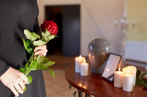 Cremaci N Gente Y Concepto De Luto Mujer Con Rosas Rojas Y Urna