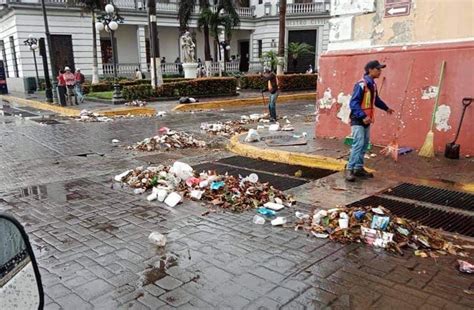 Continúan tirando basura en calles de Veracruz pese a inundaciones