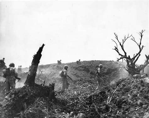 1st Division Marine Advance to Dakeshi on Okinawa | World War Photos