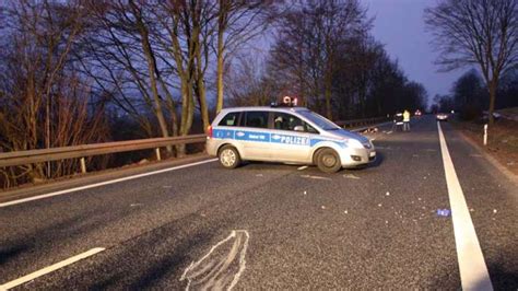 Toter Bei Verkehrsunfall Autofahrer Lie Den Angefahrenen Mann Auf