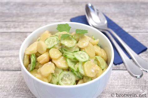 Bayrischer Kartoffelsalat Mit Gurke Brühe Essig Und Öl Brotwein